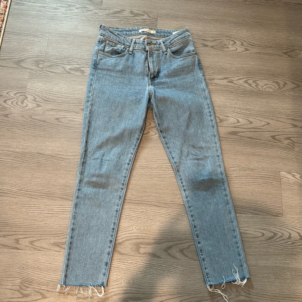 Levi’s cropped skinny jeans, light wash
